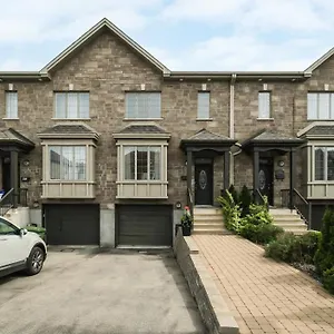 Comfort Townhouse Close To Airport Appartement